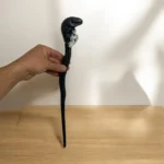 چوبدستی هری پاتر طرح مار روی میز چوبی
