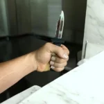 چاقو شوخی در دست مدل