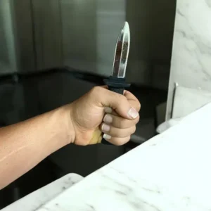 چاقو شوخی در دست مدل